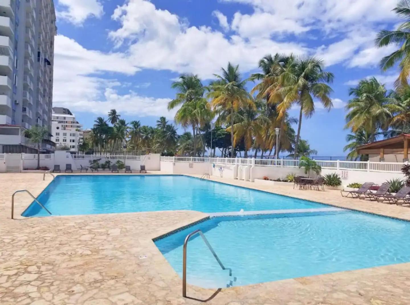 Sunset Paradise Cozy Beachfront Escape - Isla Verde 산후안 외부 사진