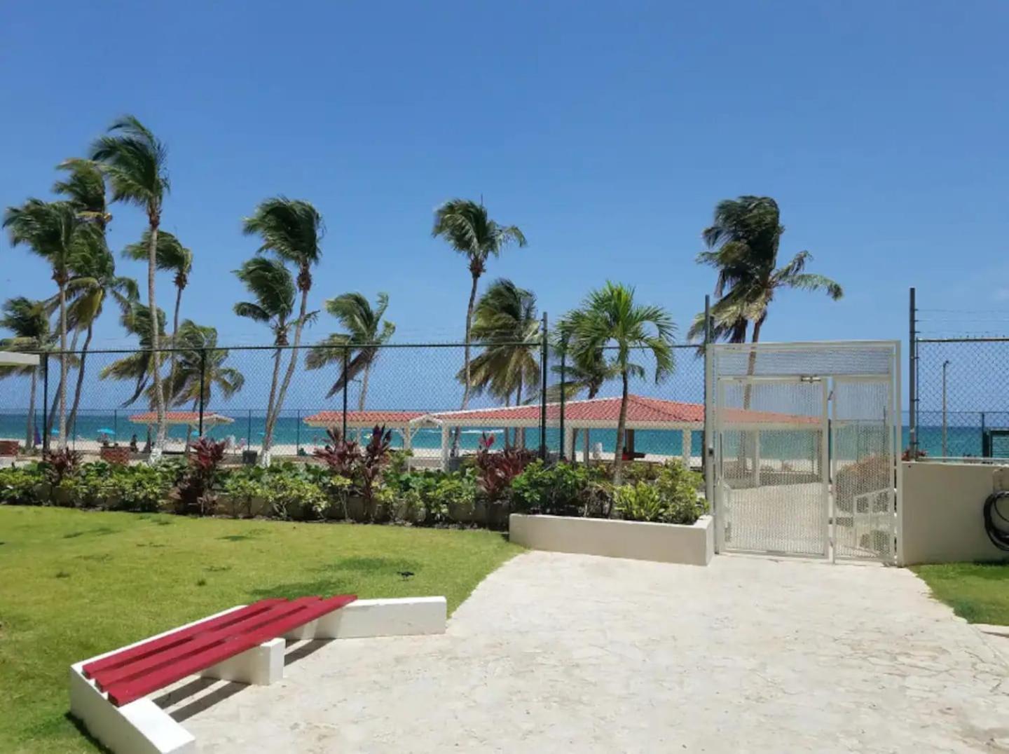 Sunset Paradise Cozy Beachfront Escape - Isla Verde 산후안 외부 사진