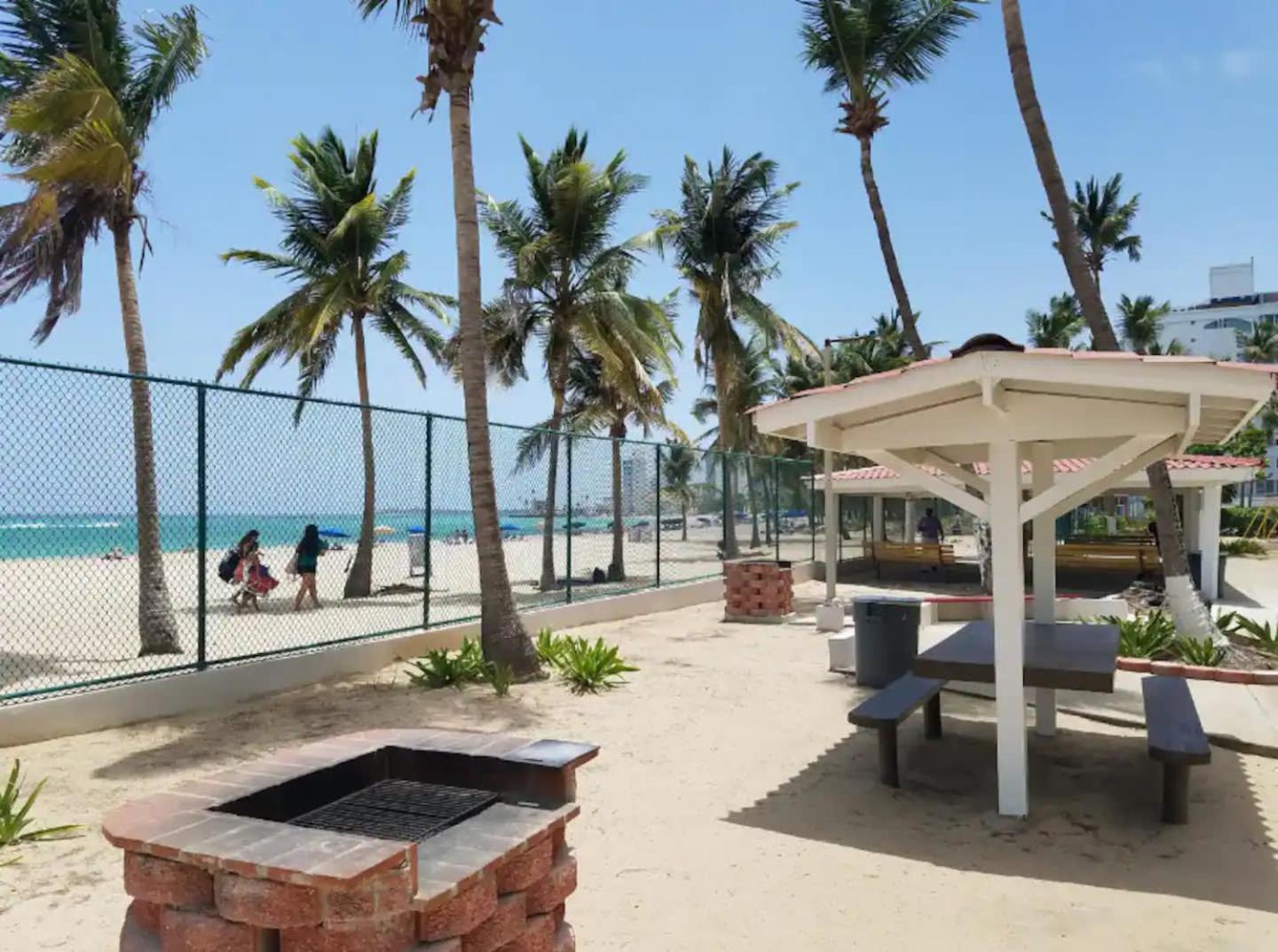 Sunset Paradise Cozy Beachfront Escape - Isla Verde 산후안 외부 사진