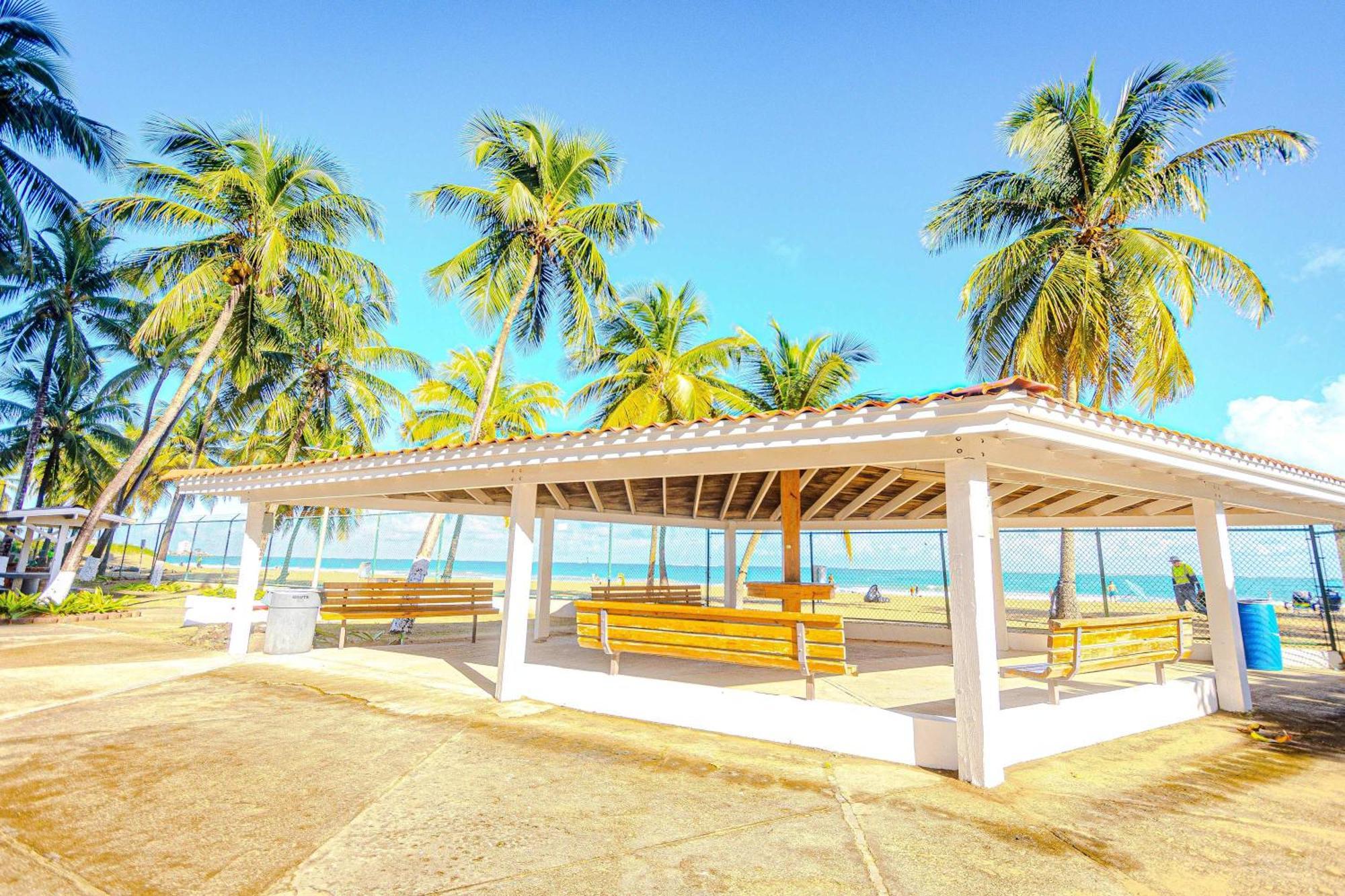 Sunset Paradise Cozy Beachfront Escape - Isla Verde 산후안 외부 사진